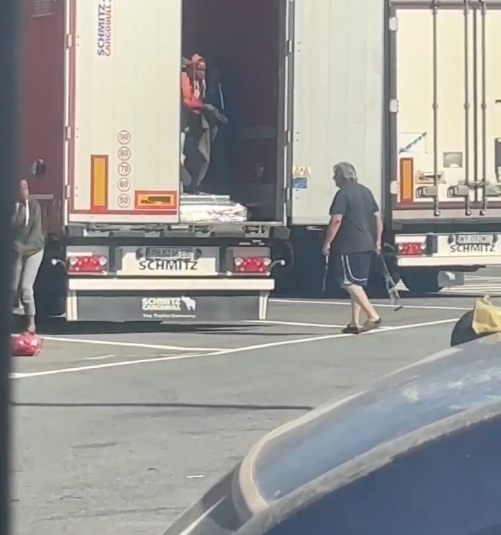 Camionero encuentra migrantes a bordo y los ahuyenta con cinturones: video viral