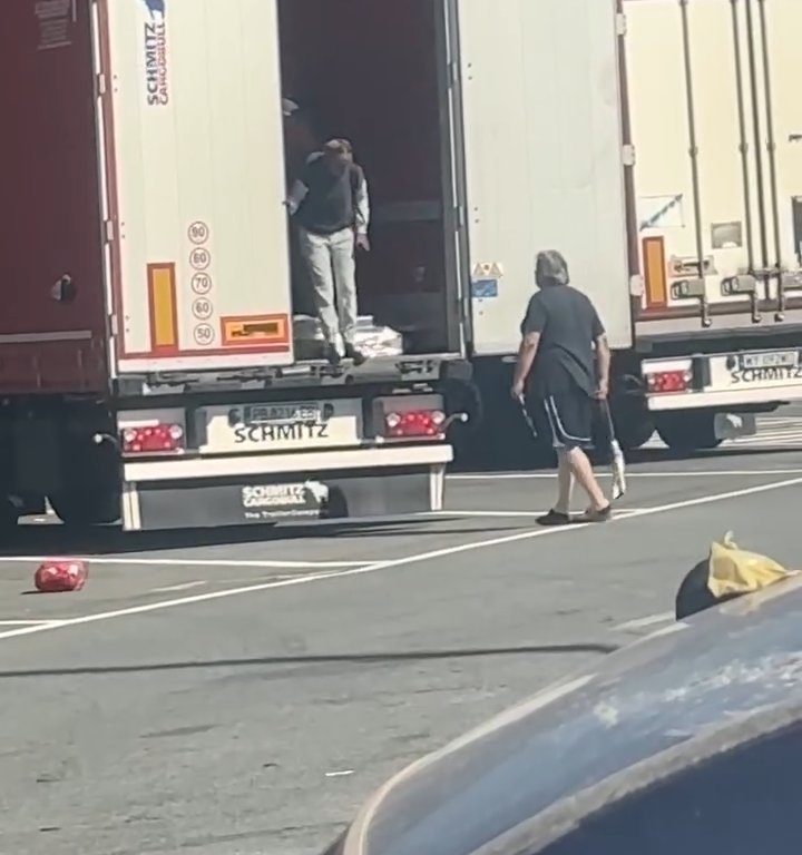 Camionero encuentra migrantes a bordo y los ahuyenta con cinturones: video viral