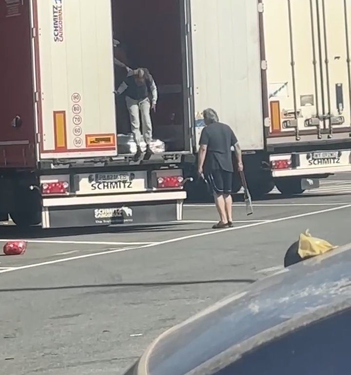 Camionero encuentra migrantes a bordo y los ahuyenta con cinturones: video viral