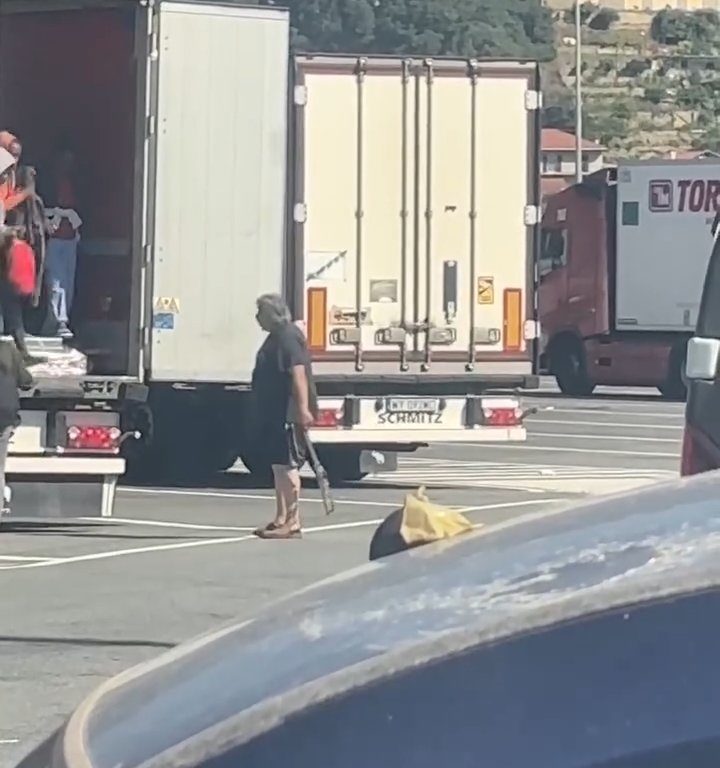 Camionero encuentra migrantes a bordo y los ahuyenta con cinturones: video viral