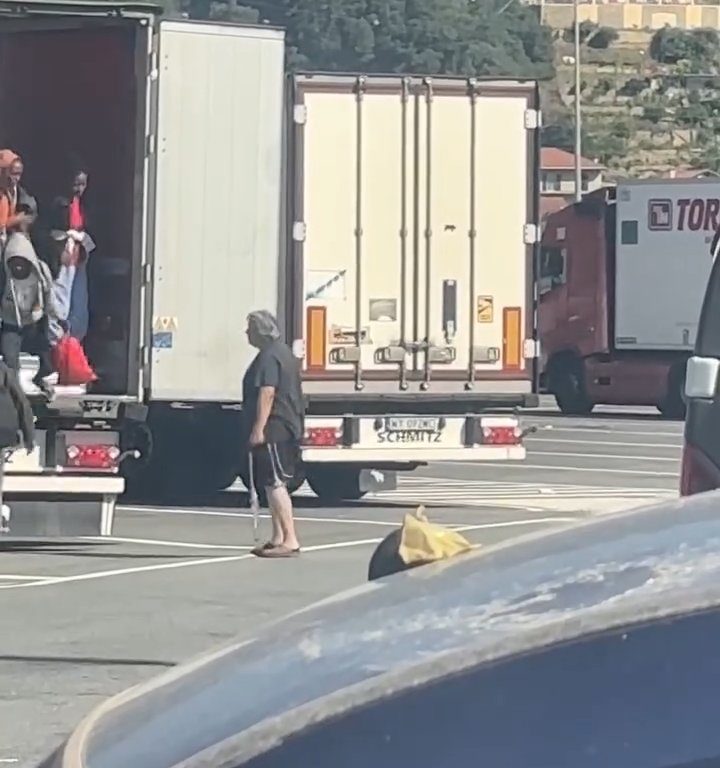 Camionero encuentra migrantes a bordo y los ahuyenta con cinturones: video viral