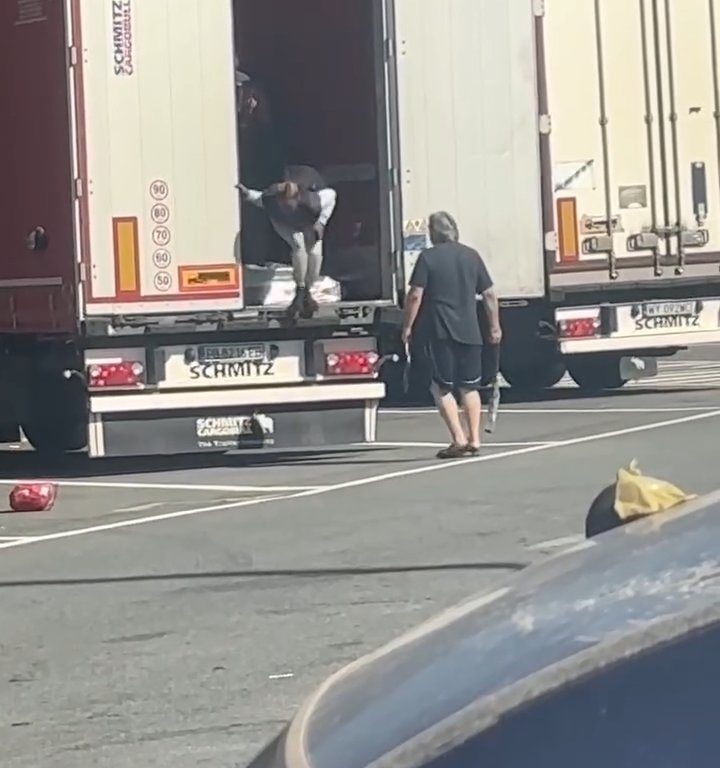 Camionero encuentra migrantes a bordo y los ahuyenta con cinturones: video viral