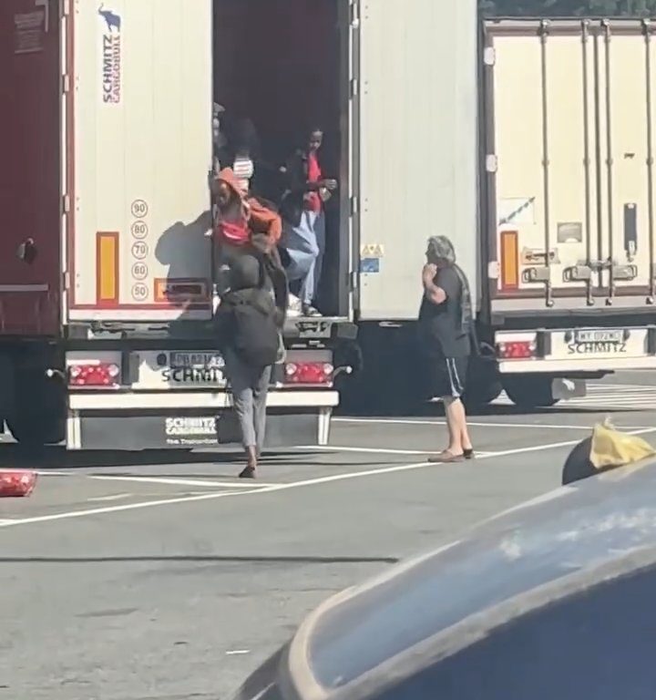 Camionero encuentra migrantes a bordo y los ahuyenta con cinturones: video viral