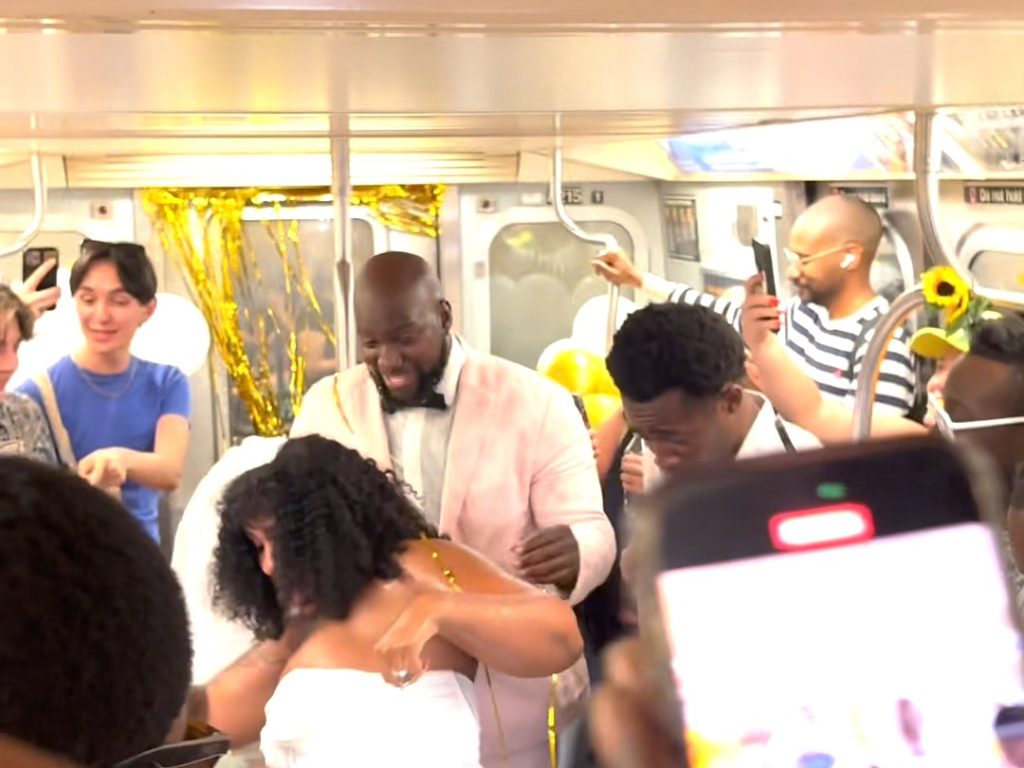 Una pareja sin dinero organiza una exitosa boda en el metro