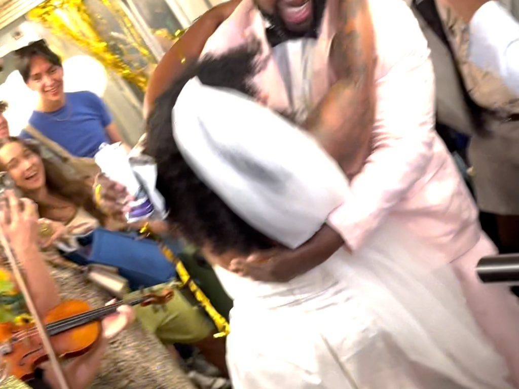 Coppia senza soldi organizza matrimonio in metropolitana un successo