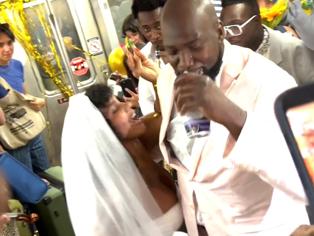 Coppia senza soldi organizza matrimonio in metropolitana un successo