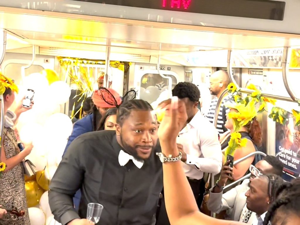 Ein Paar ohne Geld plant eine erfolgreiche U-Bahn-Hochzeit