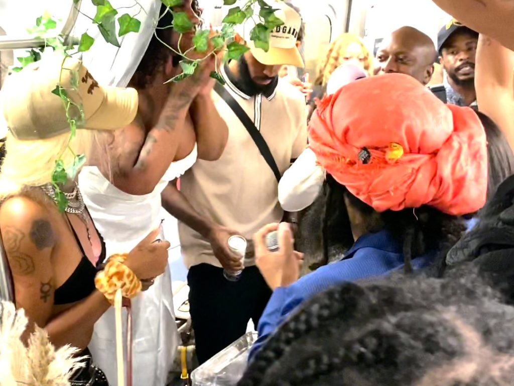 Una pareja sin dinero organiza una exitosa boda en el metro