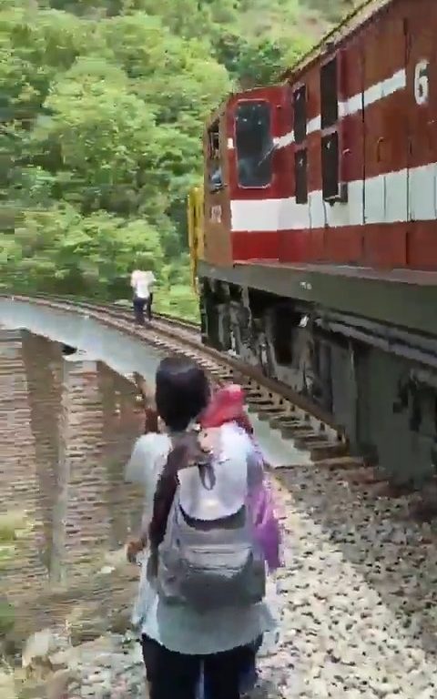 Sie machen Selfies auf der Brücke, als der Zug ankommt, und stürzen sich in einem schockierenden Video in die Schlucht