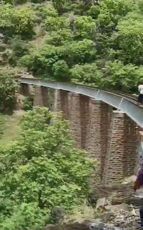 Sie machen Selfies auf der Brücke, als der Zug ankommt, und stürzen sich in einem schockierenden Video in die Schlucht