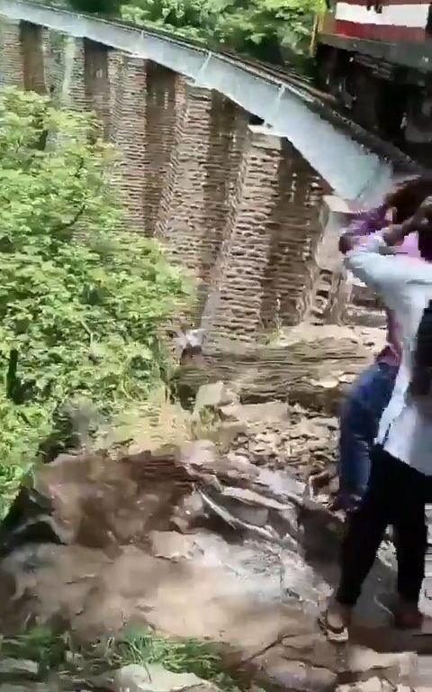 Sie machen Selfies auf der Brücke, als der Zug ankommt, und stürzen sich in einem schockierenden Video in die Schlucht