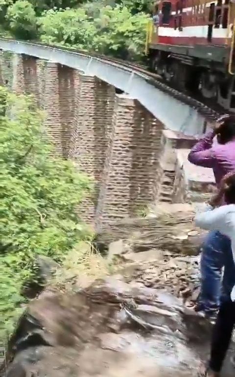 Sie machen Selfies auf der Brücke, als der Zug ankommt, und stürzen sich in einem schockierenden Video in die Schlucht