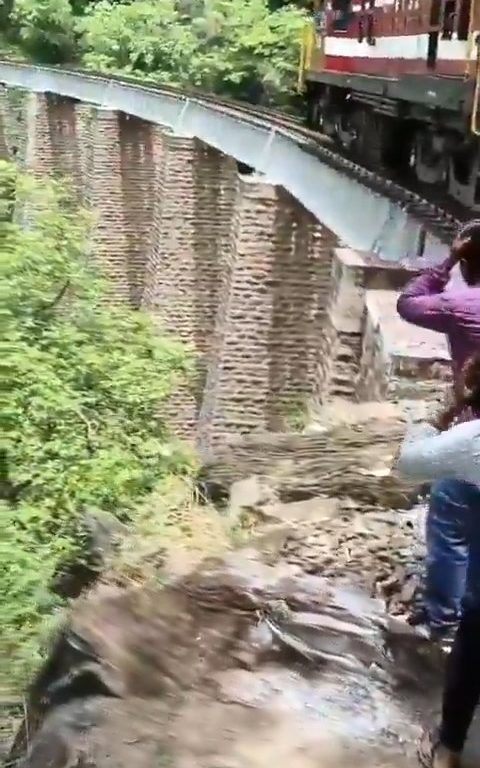 Sie machen Selfies auf der Brücke, als der Zug ankommt, und stürzen sich in einem schockierenden Video in die Schlucht