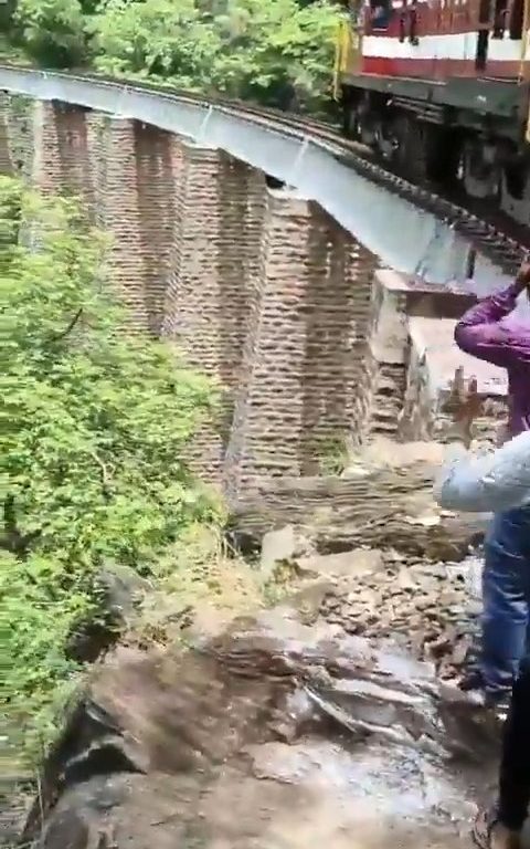 Sie machen Selfies auf der Brücke, als der Zug ankommt, und stürzen sich in einem schockierenden Video in die Schlucht