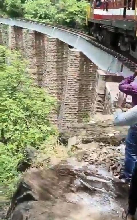 Sie machen Selfies auf der Brücke, als der Zug ankommt, und stürzen sich in einem schockierenden Video in die Schlucht