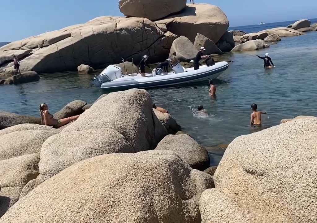 Illegale Party mit Barbecue der Reichen an einem geschützten Strand auf Sardinien: Die Polizei rückt an