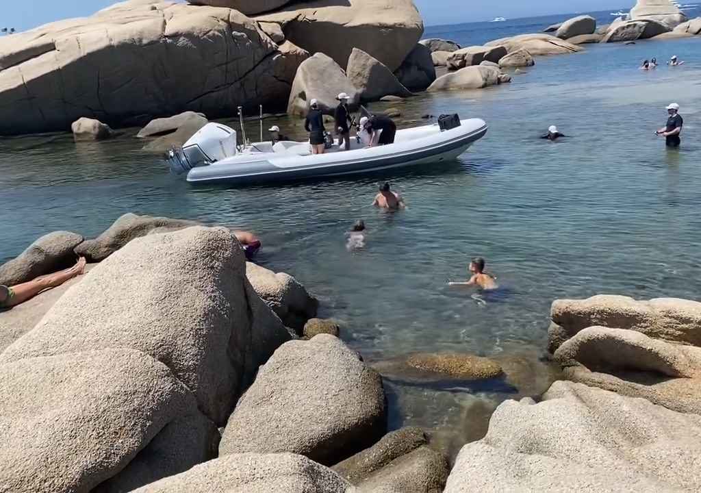 Fiesta ilegal con barbacoa de ricos en una playa protegida de Cerdeña: llega la policía