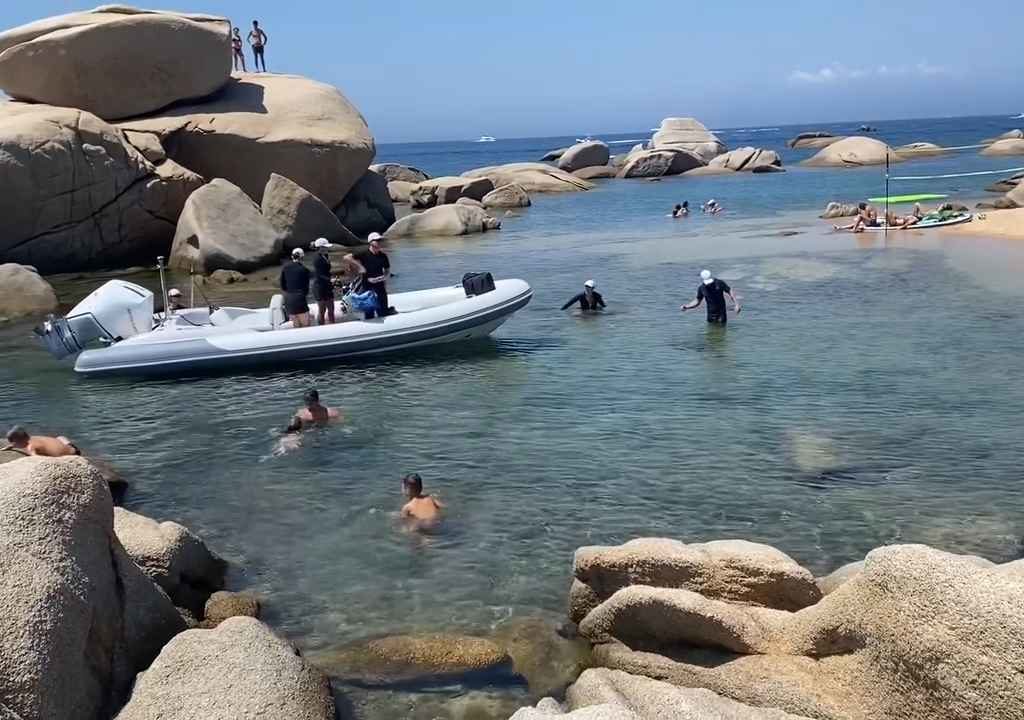 Fête illégale avec barbecue de riches sur une plage protégée en Sardaigne : la police arrive