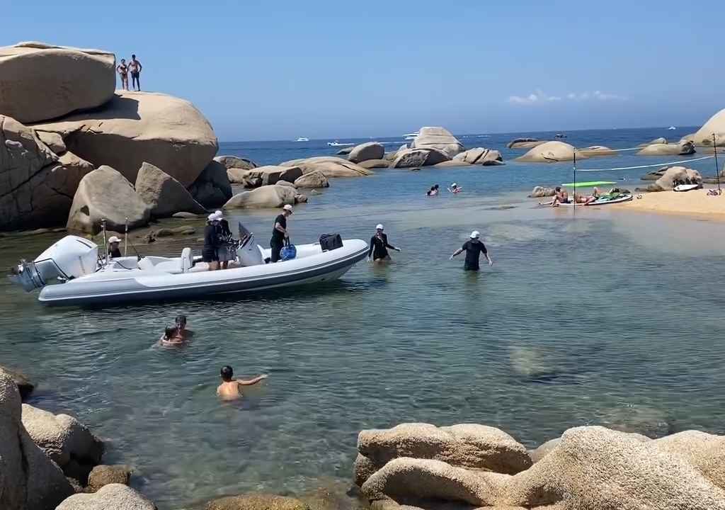 Fête illégale avec barbecue de riches sur une plage protégée en Sardaigne : la police arrive