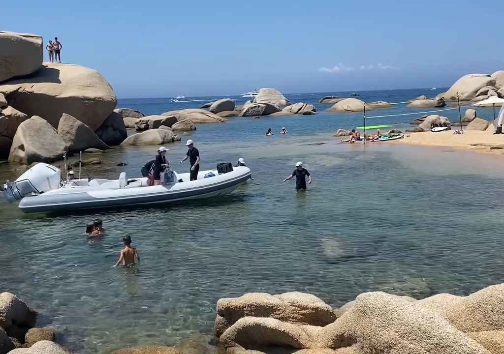 Fiesta ilegal con barbacoa de ricos en una playa protegida de Cerdeña: llega la policía