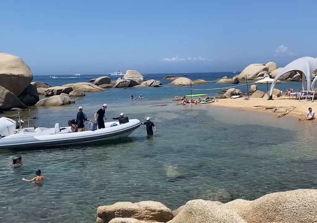 Illegale Party mit Barbecue der Reichen an einem geschützten Strand auf Sardinien: Die Polizei rückt an