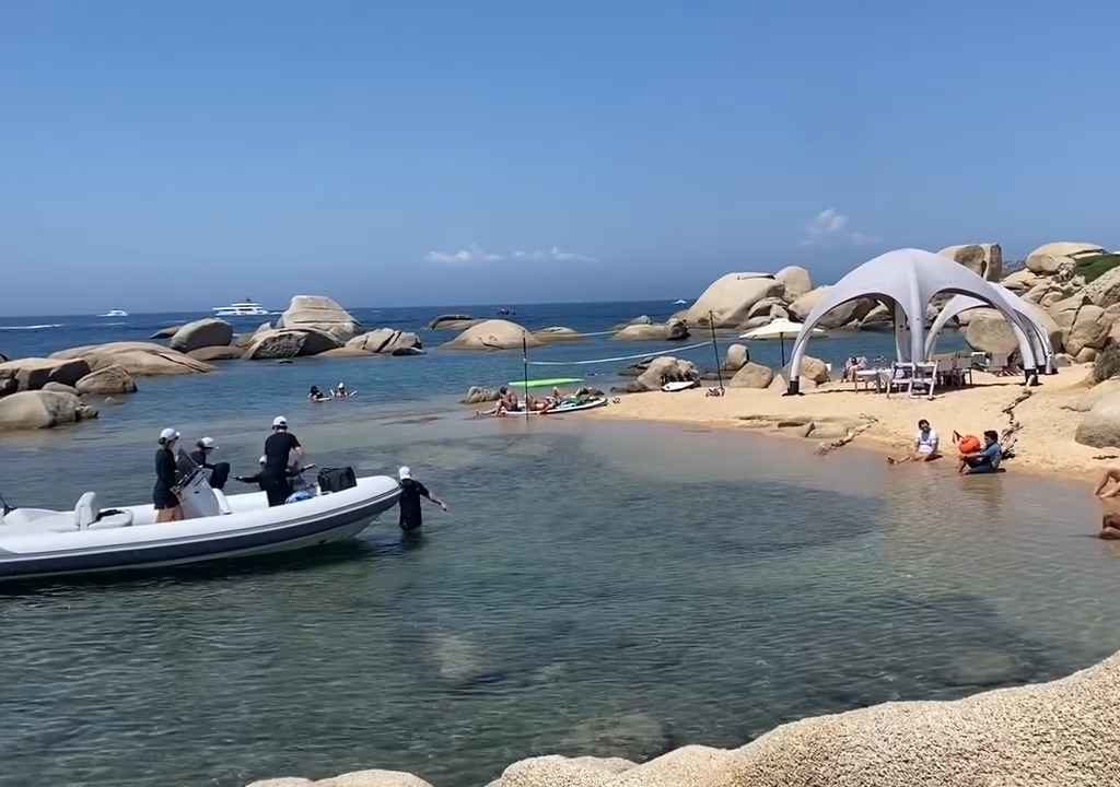 Fête illégale avec barbecue de riches sur une plage protégée en Sardaigne : la police arrive