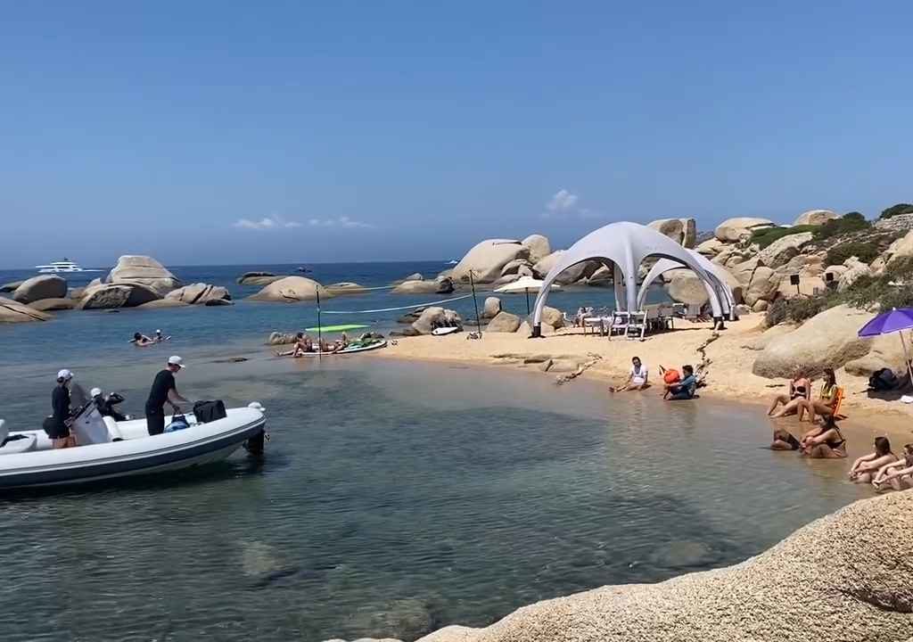 Illegale Party mit Barbecue der Reichen an einem geschützten Strand auf Sardinien: Die Polizei rückt an