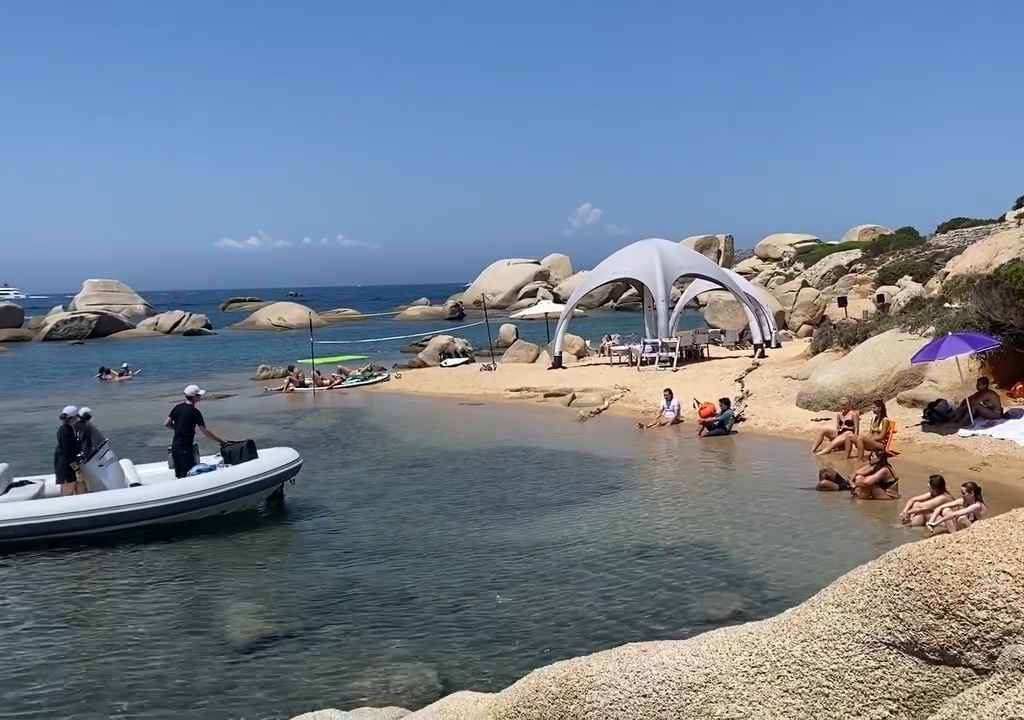 Illegale Party mit Barbecue der Reichen an einem geschützten Strand auf Sardinien: Die Polizei rückt an