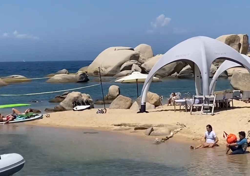 Fiesta ilegal con barbacoa de ricos en una playa protegida de Cerdeña: llega la policía