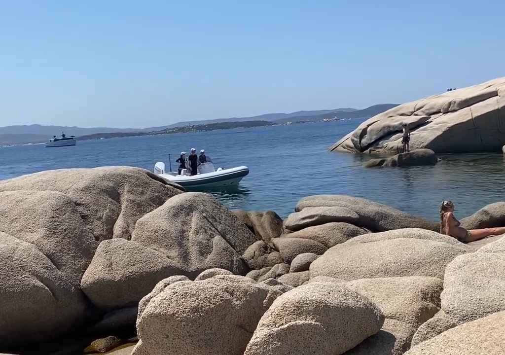 Fête illégale avec barbecue de riches sur une plage protégée en Sardaigne : la police arrive