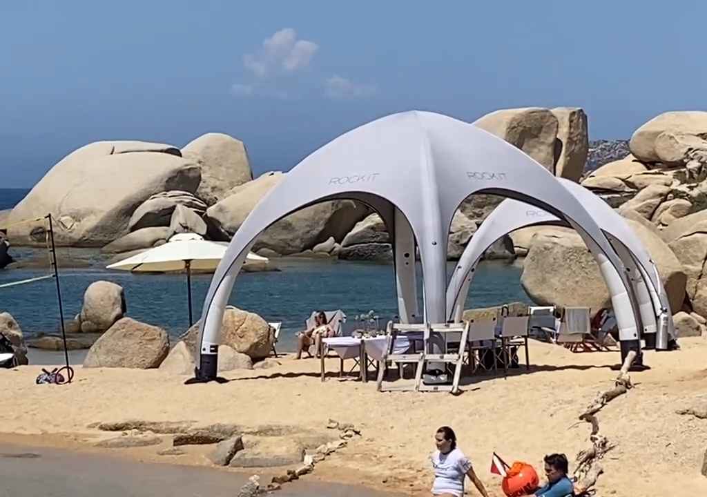 Fiesta ilegal con barbacoa de ricos en una playa protegida de Cerdeña: llega la policía