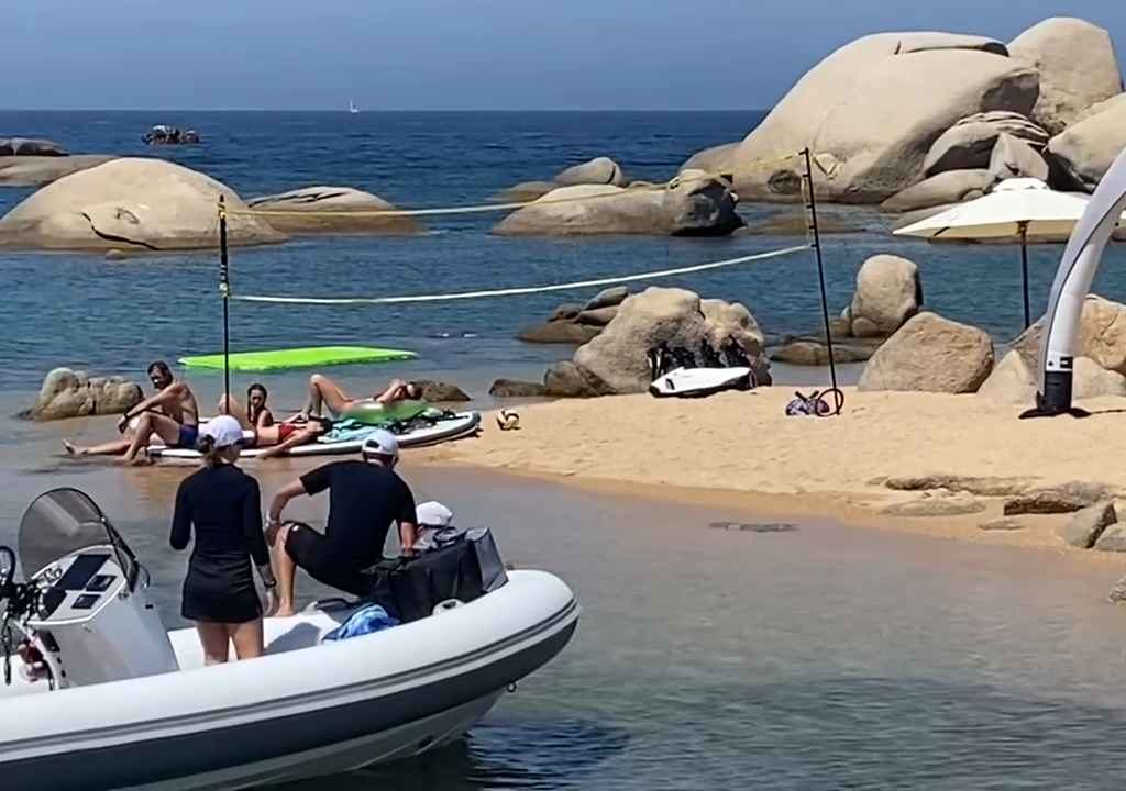 Illegale Party mit Barbecue der Reichen an einem geschützten Strand auf Sardinien: Die Polizei rückt an