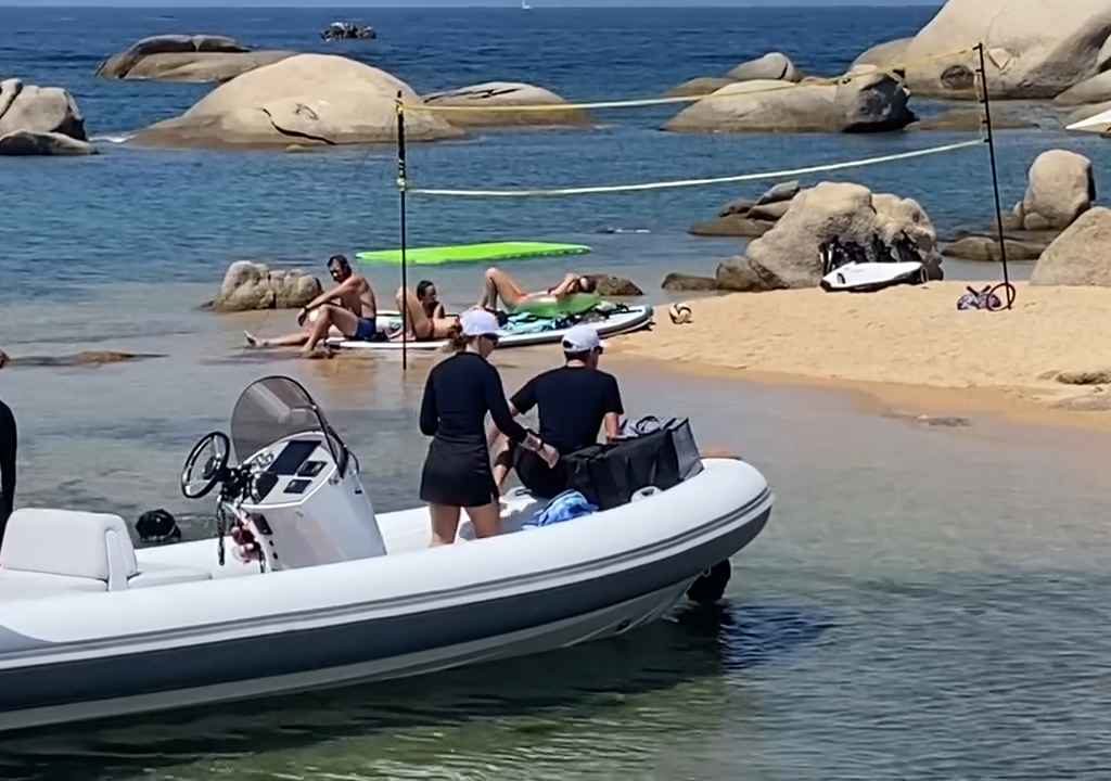 Illegale Party mit Barbecue der Reichen an einem geschützten Strand auf Sardinien: Die Polizei rückt an