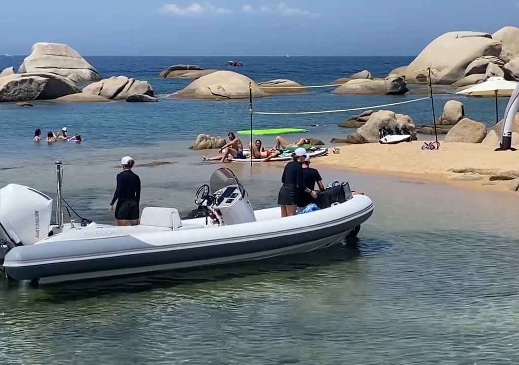 Fiesta ilegal con barbacoa de ricos en una playa protegida de Cerdeña: llega la policía