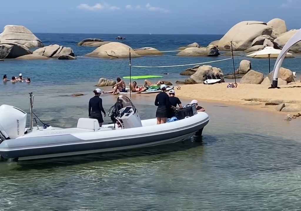 Fiesta ilegal con barbacoa de ricos en una playa protegida de Cerdeña: llega la policía