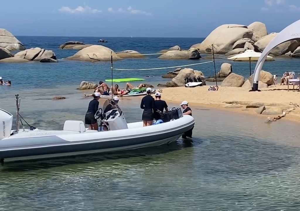 Fiesta ilegal con barbacoa de ricos en una playa protegida de Cerdeña: llega la policía