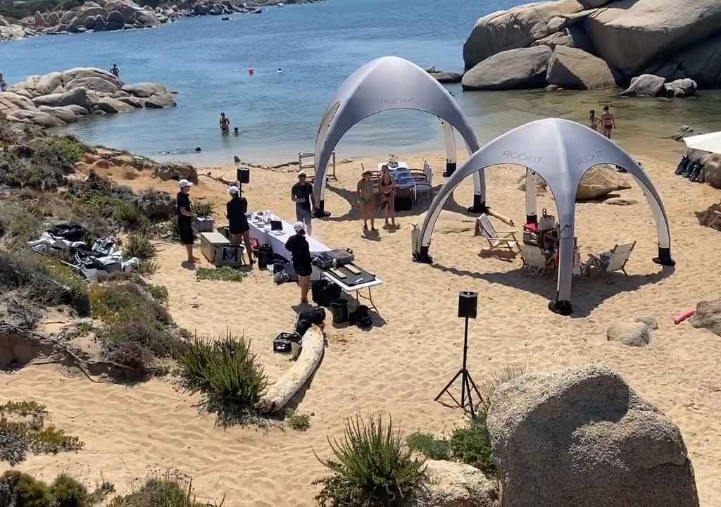 Fiesta ilegal con barbacoa de ricos en una playa protegida de Cerdeña: llega la policía