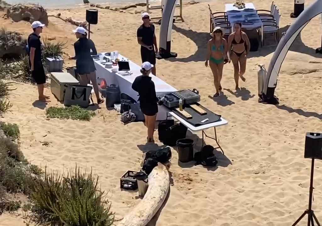 Fiesta ilegal con barbacoa de ricos en una playa protegida de Cerdeña: llega la policía