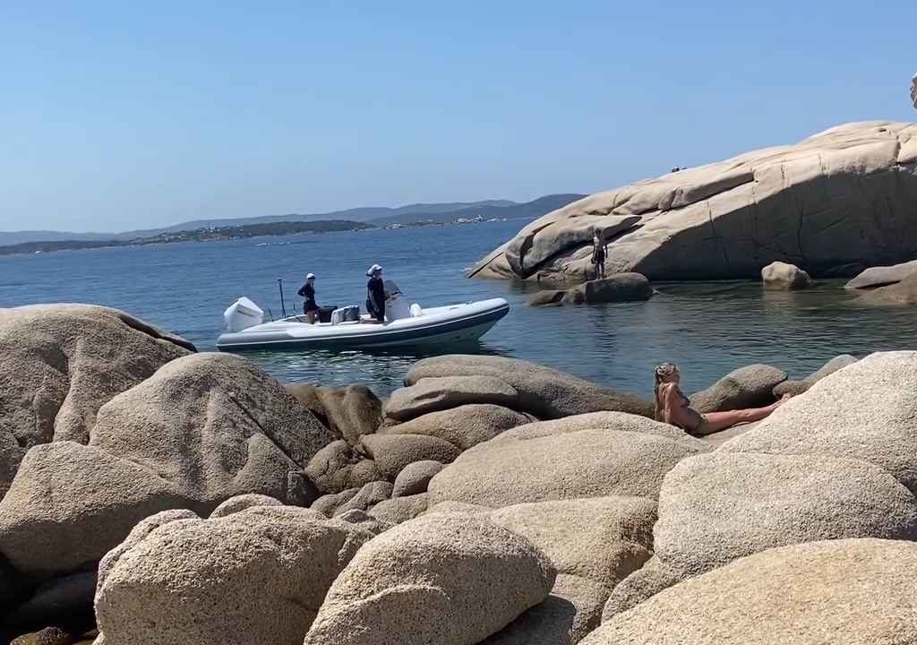 Illegale Party mit Barbecue der Reichen an einem geschützten Strand auf Sardinien: Die Polizei rückt an