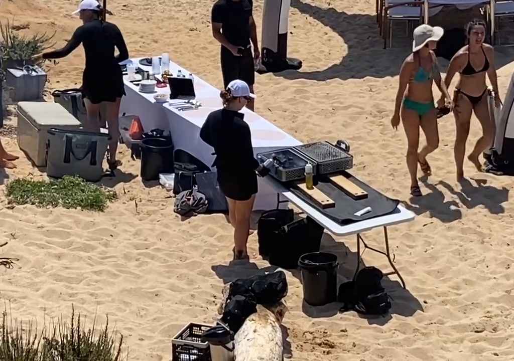 Fiesta ilegal con barbacoa de ricos en una playa protegida de Cerdeña: llega la policía