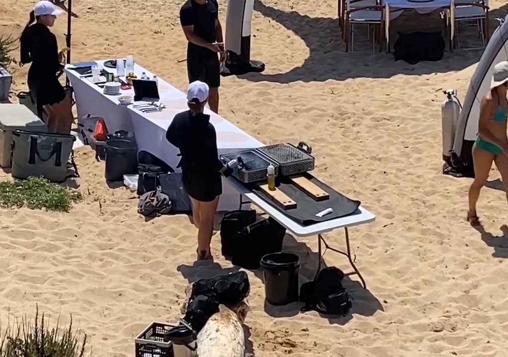 Illegale Party mit Barbecue der Reichen an einem geschützten Strand auf Sardinien: Die Polizei rückt an