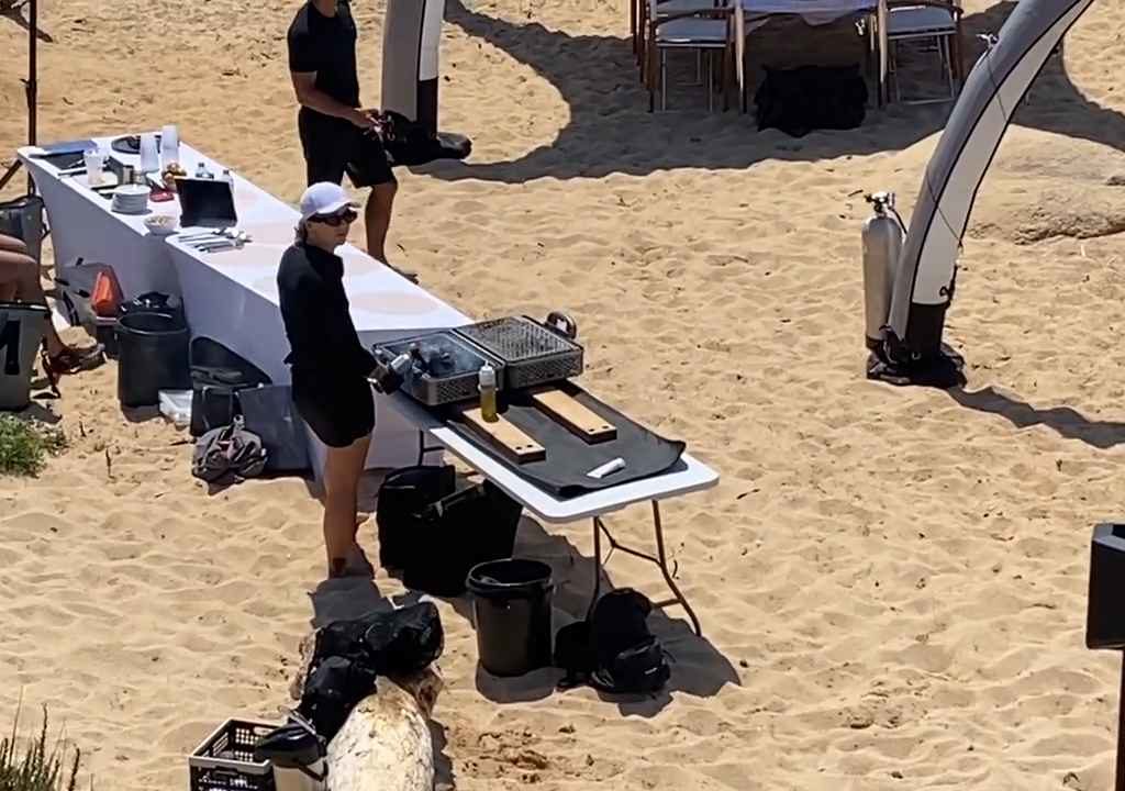 Fiesta ilegal con barbacoa de ricos en una playa protegida de Cerdeña: llega la policía