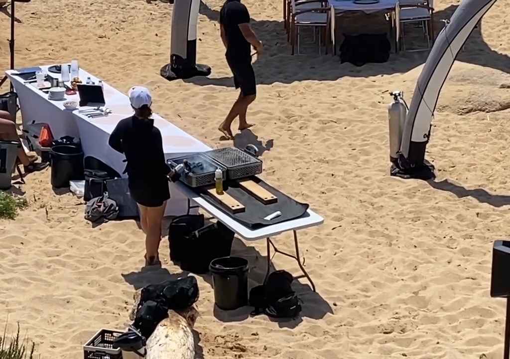 Fiesta ilegal con barbacoa de ricos en una playa protegida de Cerdeña: llega la policía