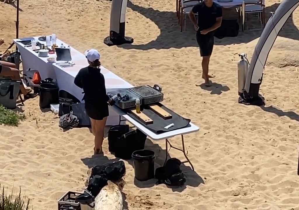 Fête illégale avec barbecue de riches sur une plage protégée en Sardaigne : la police arrive