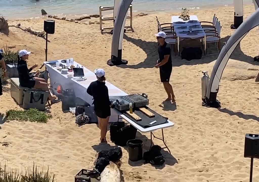 Fiesta ilegal con barbacoa de ricos en una playa protegida de Cerdeña: llega la policía