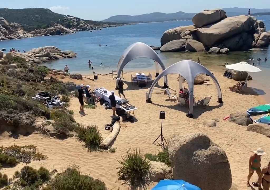 Fiesta ilegal con barbacoa de ricos en una playa protegida de Cerdeña: llega la policía