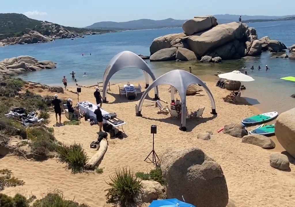 Fiesta ilegal con barbacoa de ricos en una playa protegida de Cerdeña: llega la policía