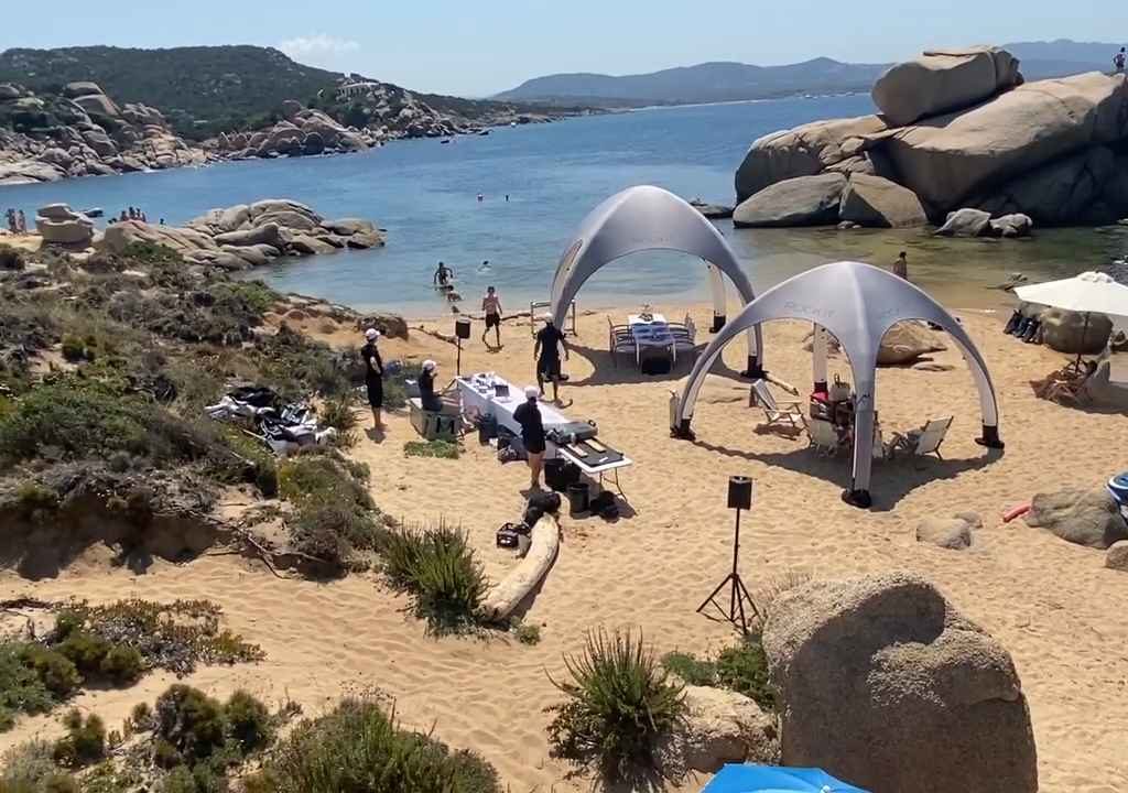 Fête illégale avec barbecue de riches sur une plage protégée en Sardaigne : la police arrive