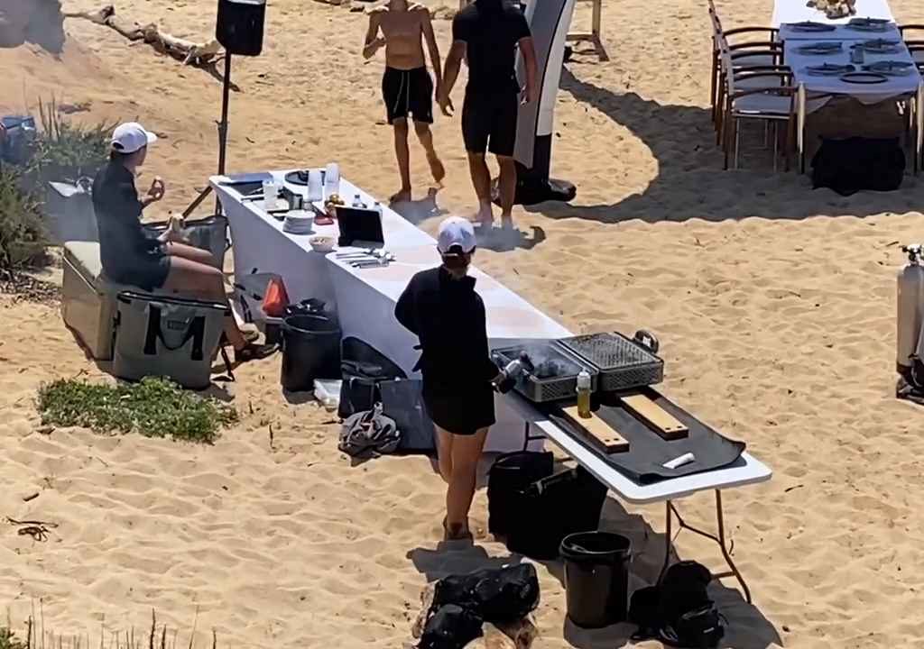 Fiesta ilegal con barbacoa de ricos en una playa protegida de Cerdeña: llega la policía