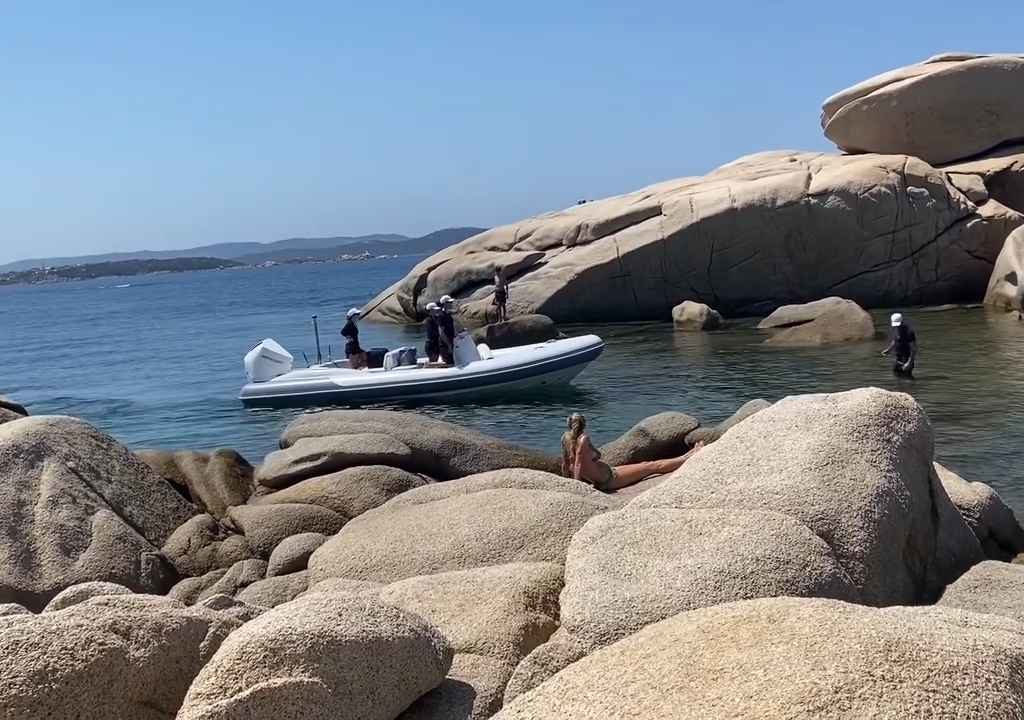 Illegale Party mit Barbecue der Reichen an einem geschützten Strand auf Sardinien: Die Polizei rückt an